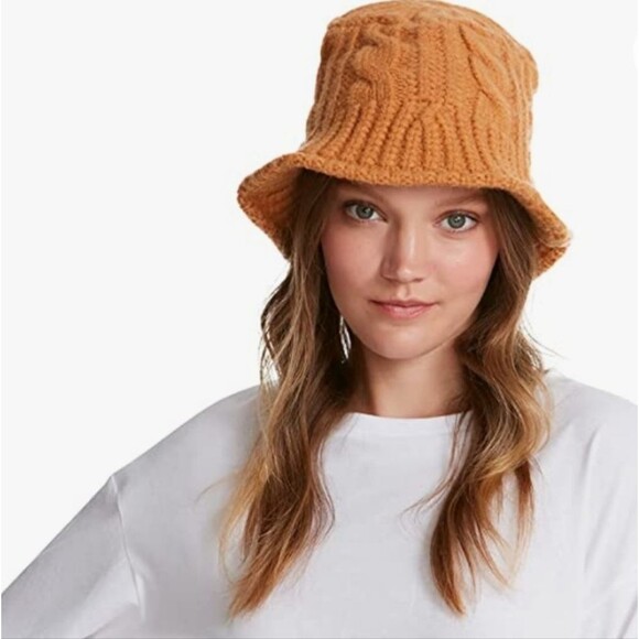Steve Madden Light Tan Cinnamon Cable Knit Moldable Brim Bucket Hat - Picture 1 of 9